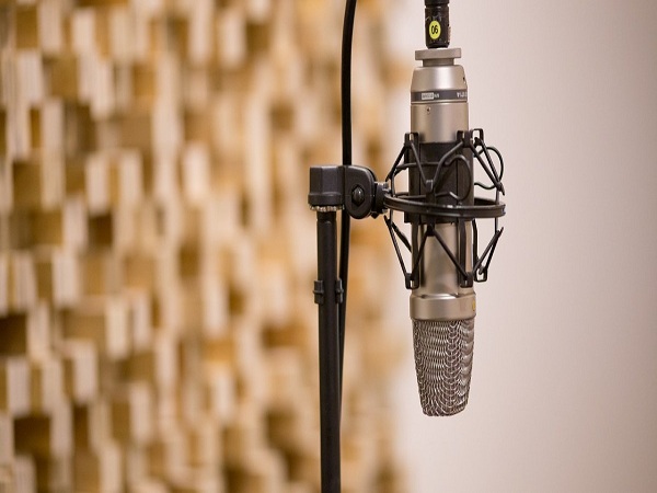 配音的空间感有效地拓展了声音的表现能力